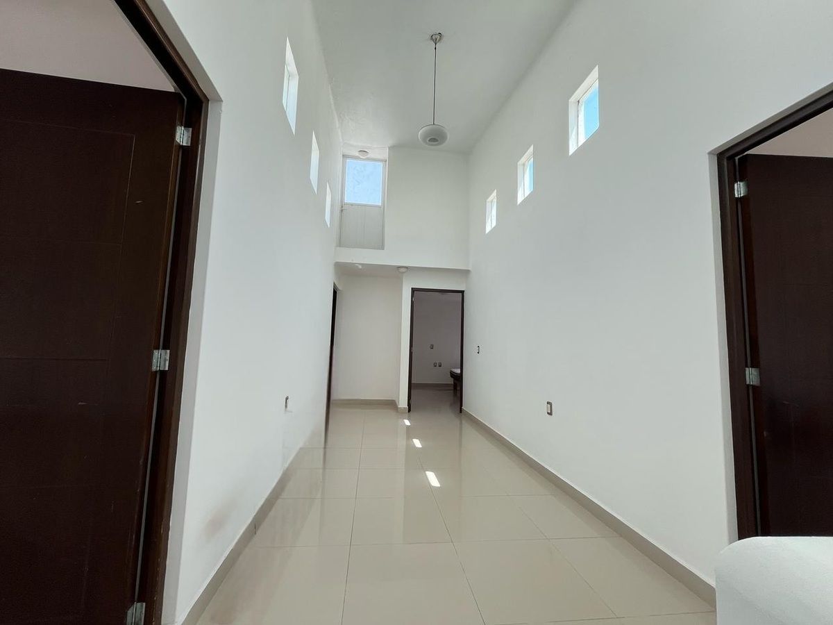 18 de 27: HALL PLANTA ALTA