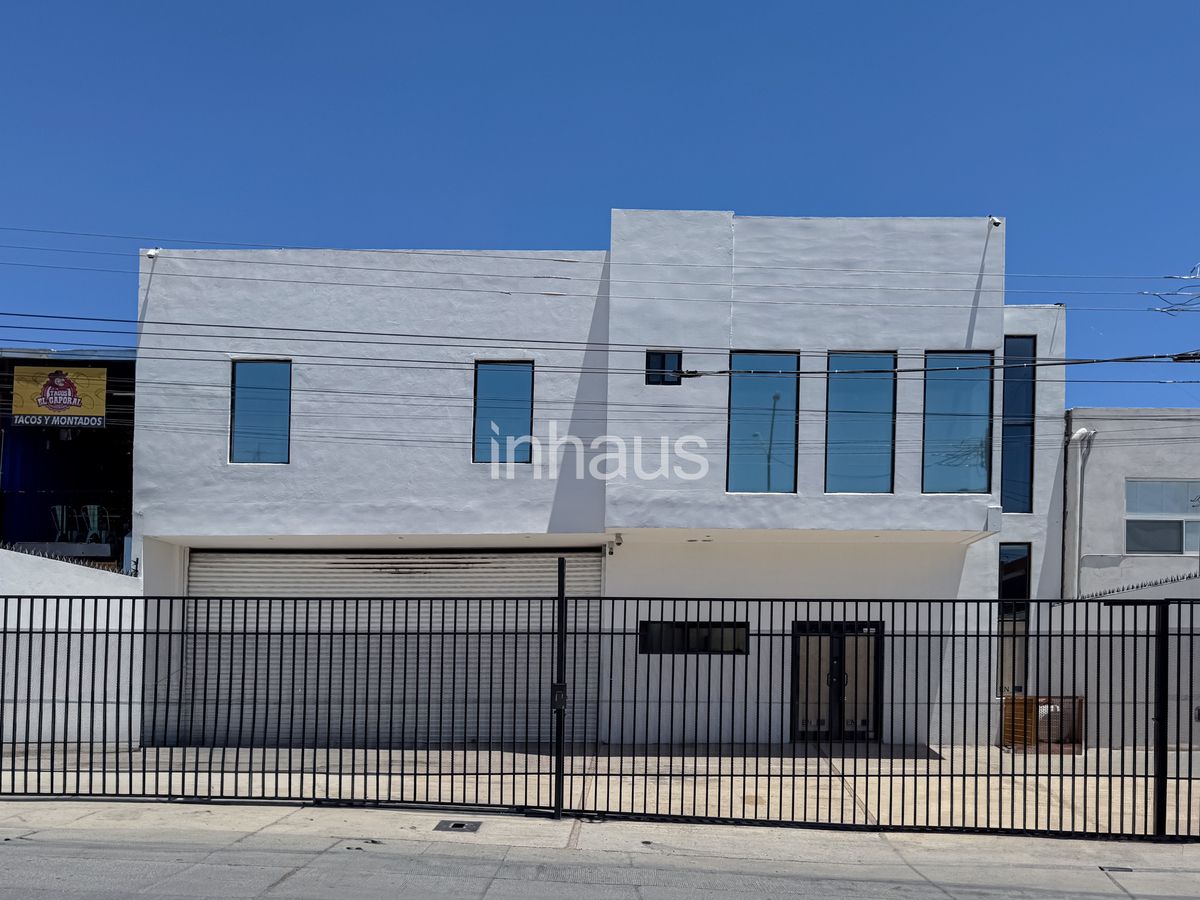 Renta de Amplias Oficinas con Bodega Comercial 320m2