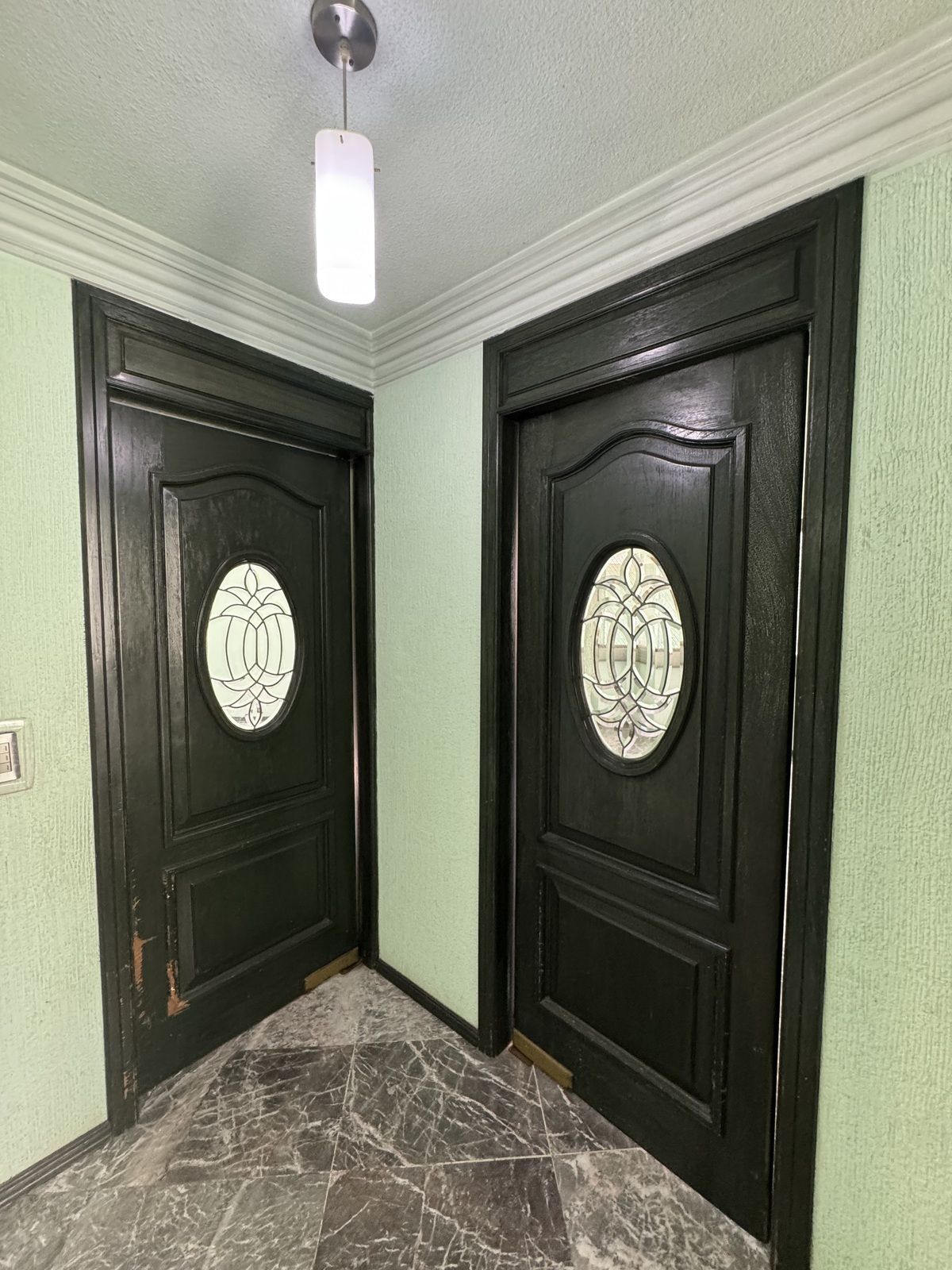16 de 47: Emplomados artesanales en puertas de intercomunicación