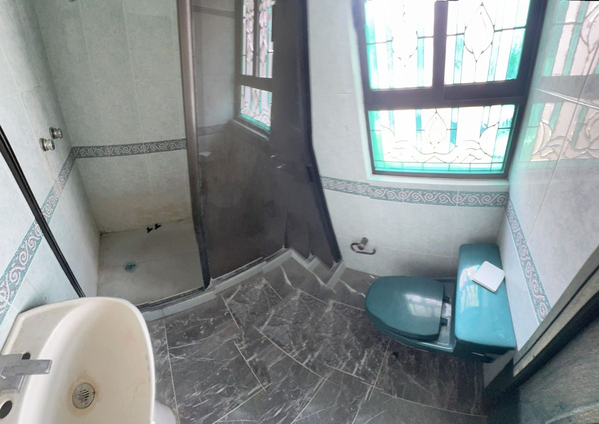 28 de 47: Baño funcional con piso de mármol, lambrín de fina cerámica
