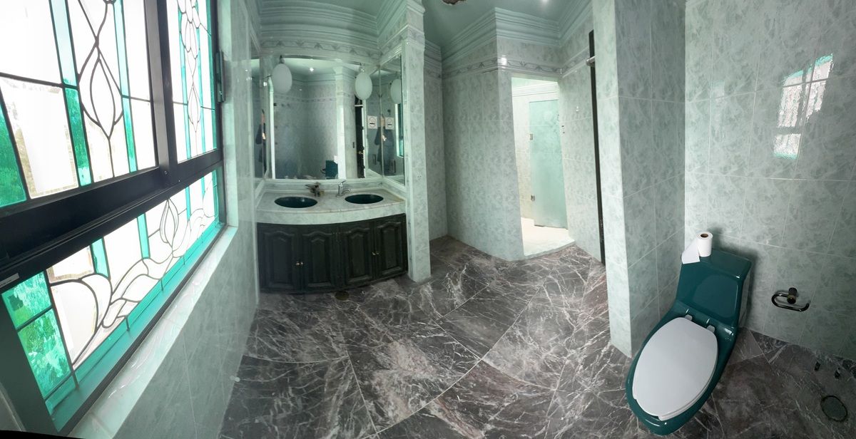 35 de 47: Baño espacioso, tarja doble, ducha y retrete, piso mármol