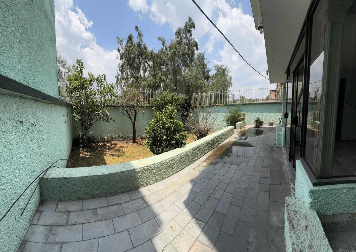 44 de 47: Salón se abre a terraza para mesas y juegos de jardín,