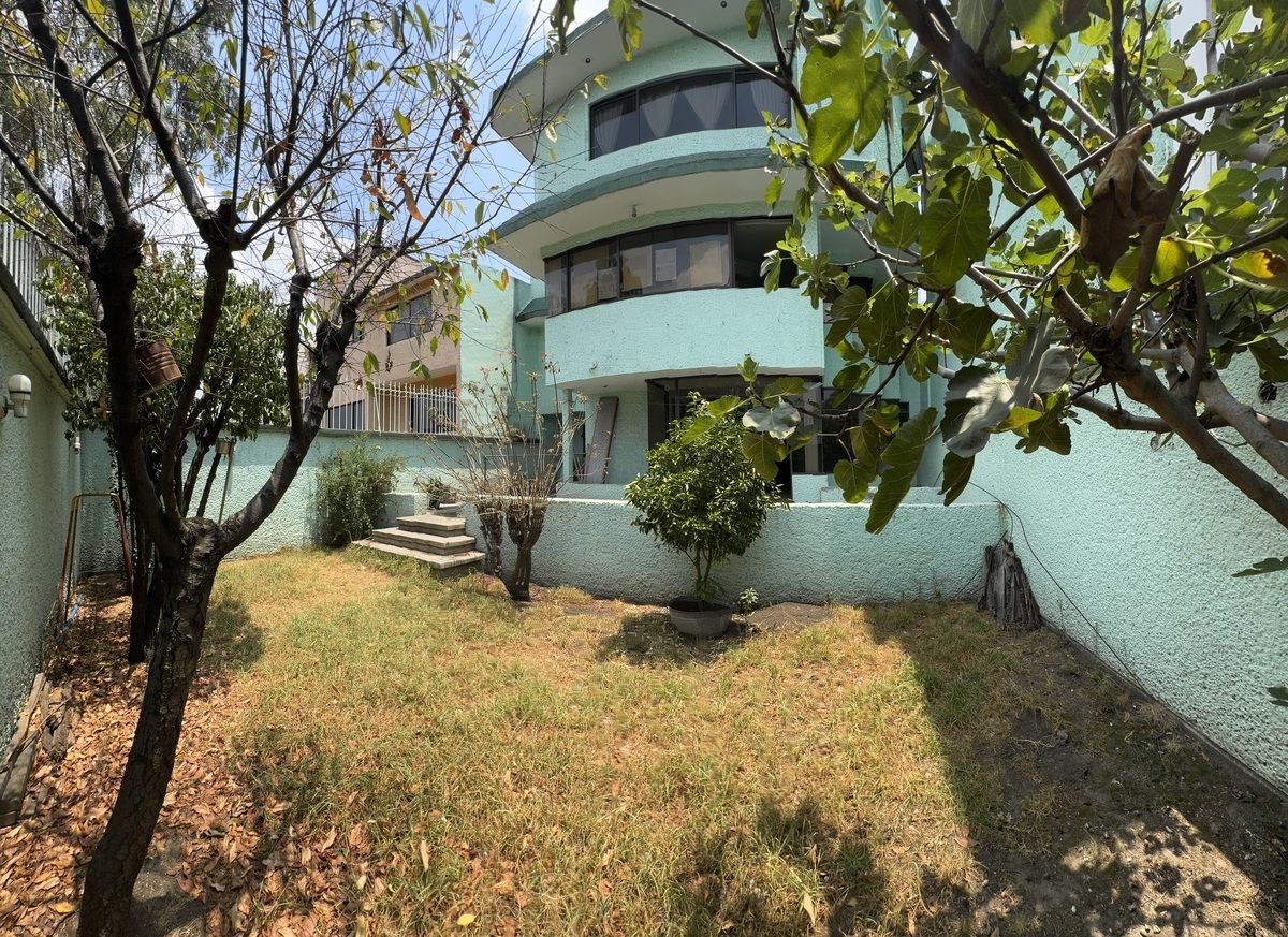 46 de 47: Jardín encantador con arboles frutales y césped para jugar