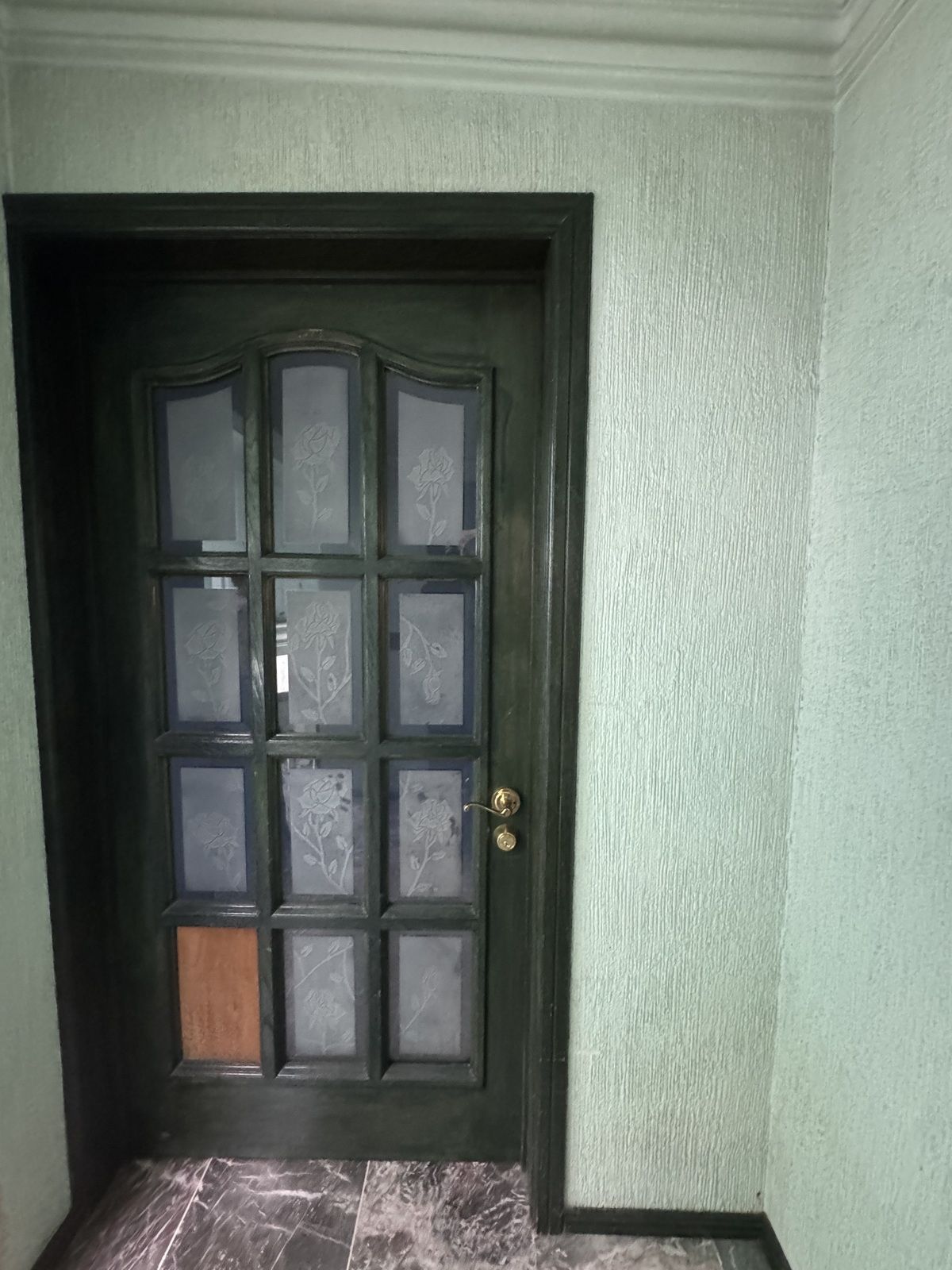 9 de 47: Puerta con cristales chip permite intercambio de luz