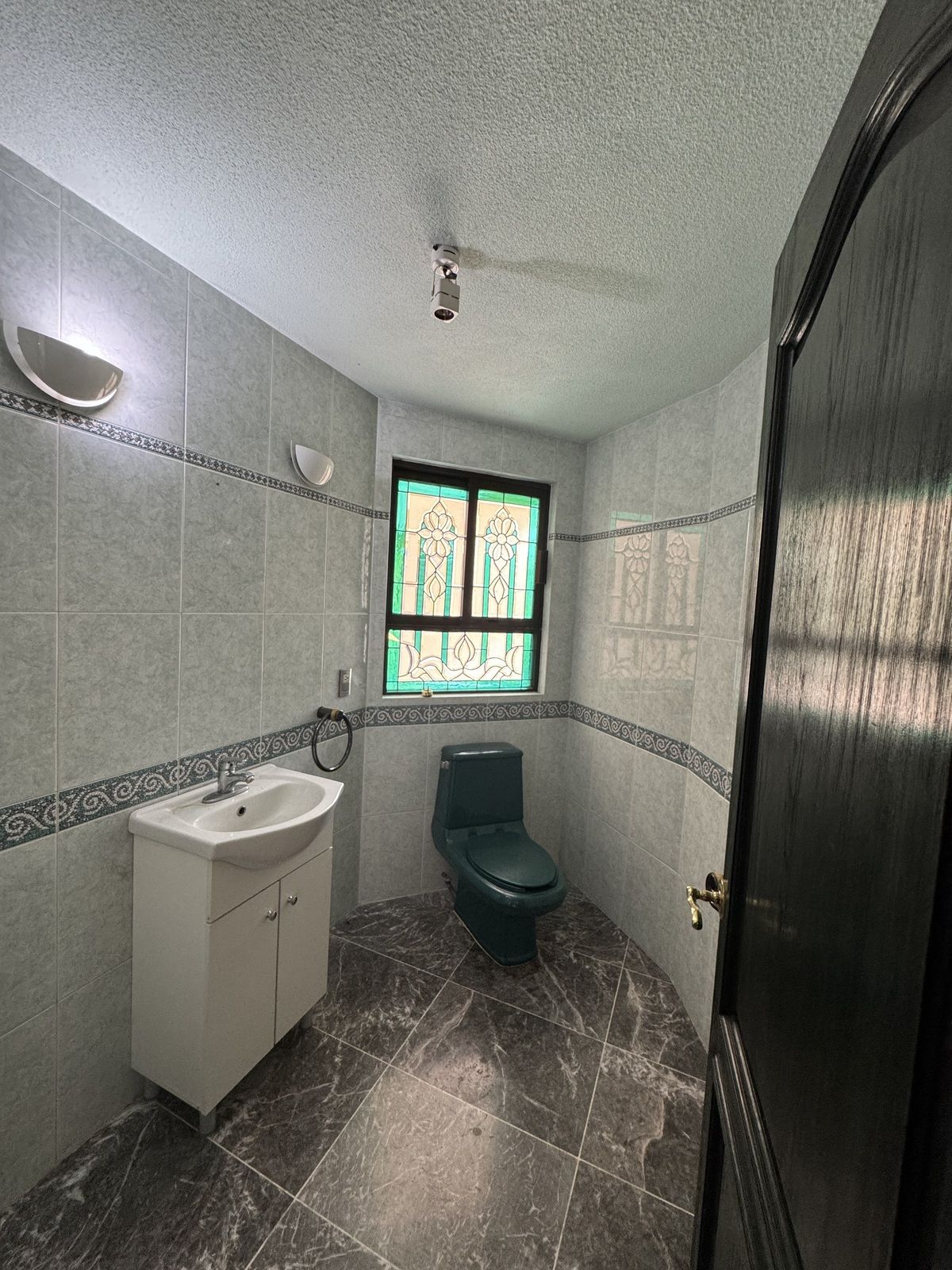 43 de 47: Medio baño de visitas da servicio al Salón, terraza y Jardín