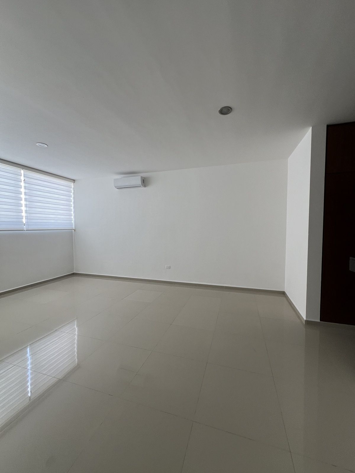 5 of 22: Sala y comedor