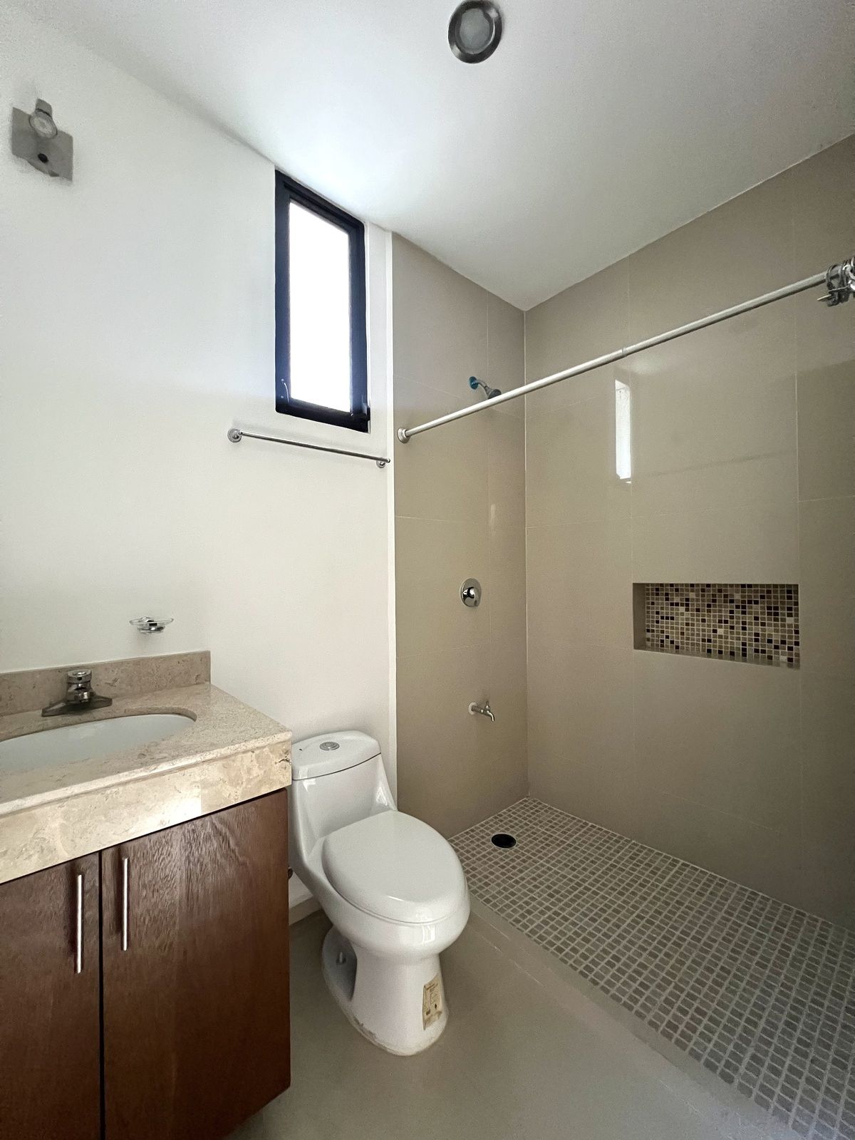 13 of 22: Baño recámara principal