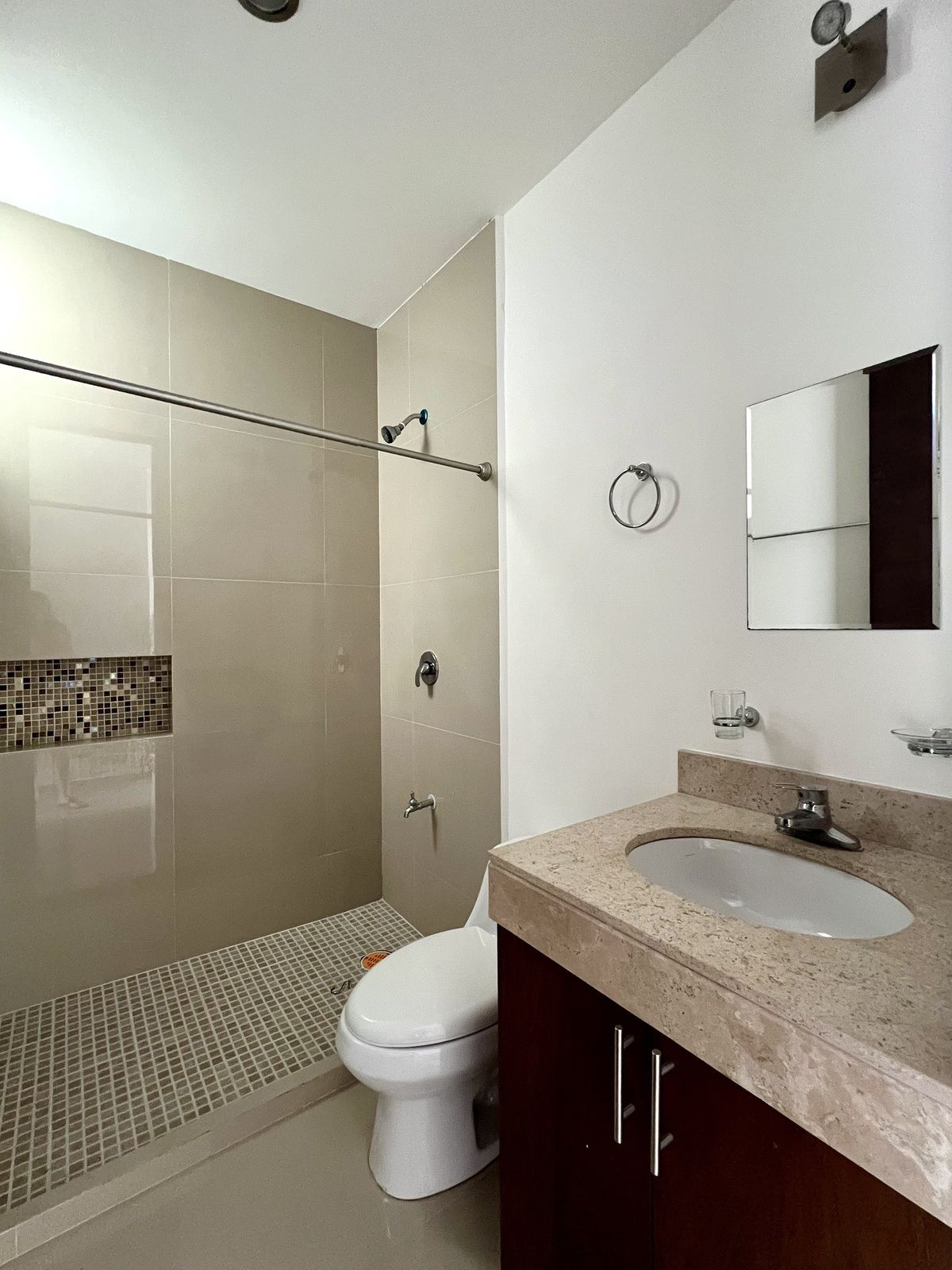 17 of 22: Baño recámara secundaria