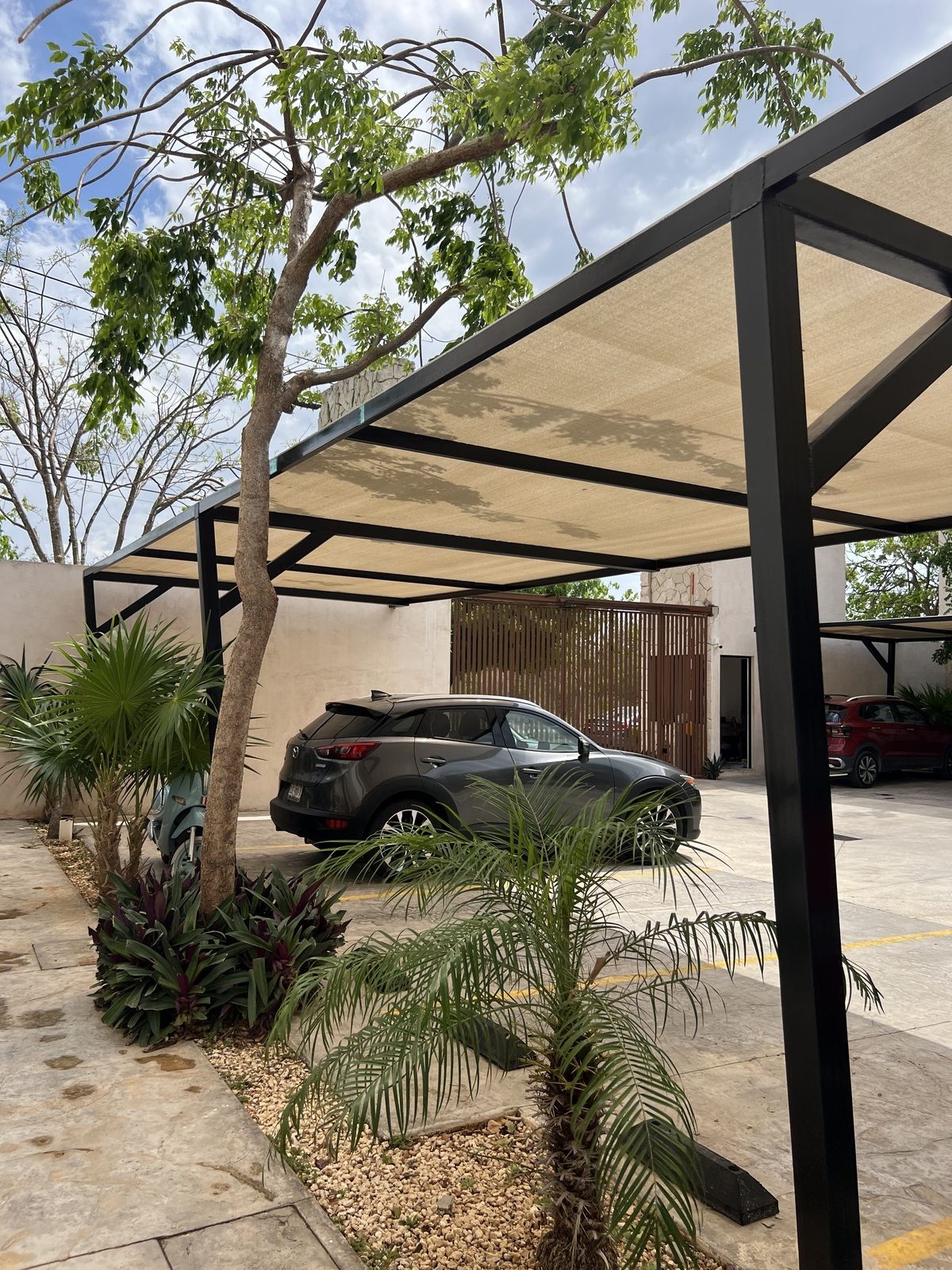 21 of 22: Estacionamiento techado