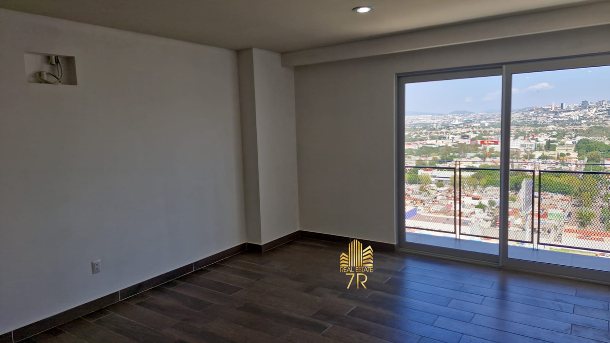 7 of 27: Estancia sala comedor y balcón