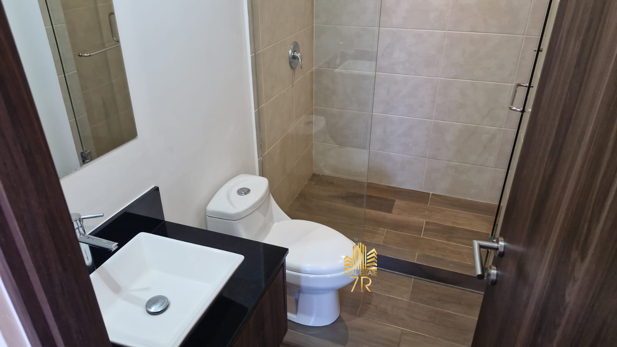 14 of 27: Baño secundario