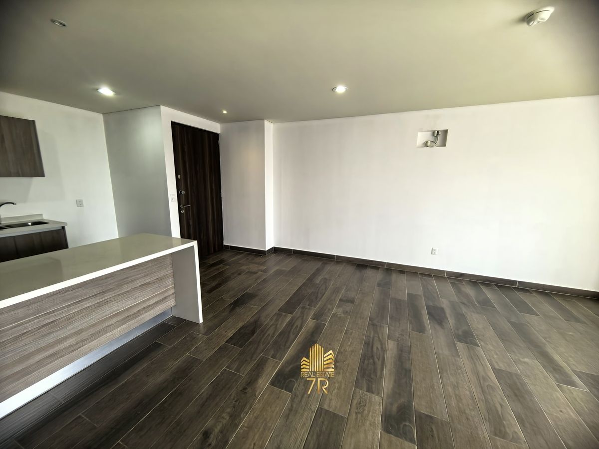 3 of 27: Entrada y cocina