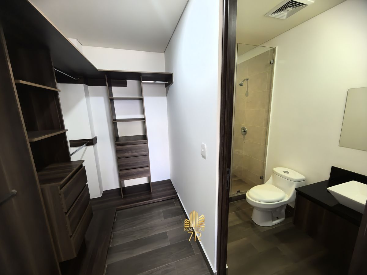 12 of 27: Wal in closet de la principal