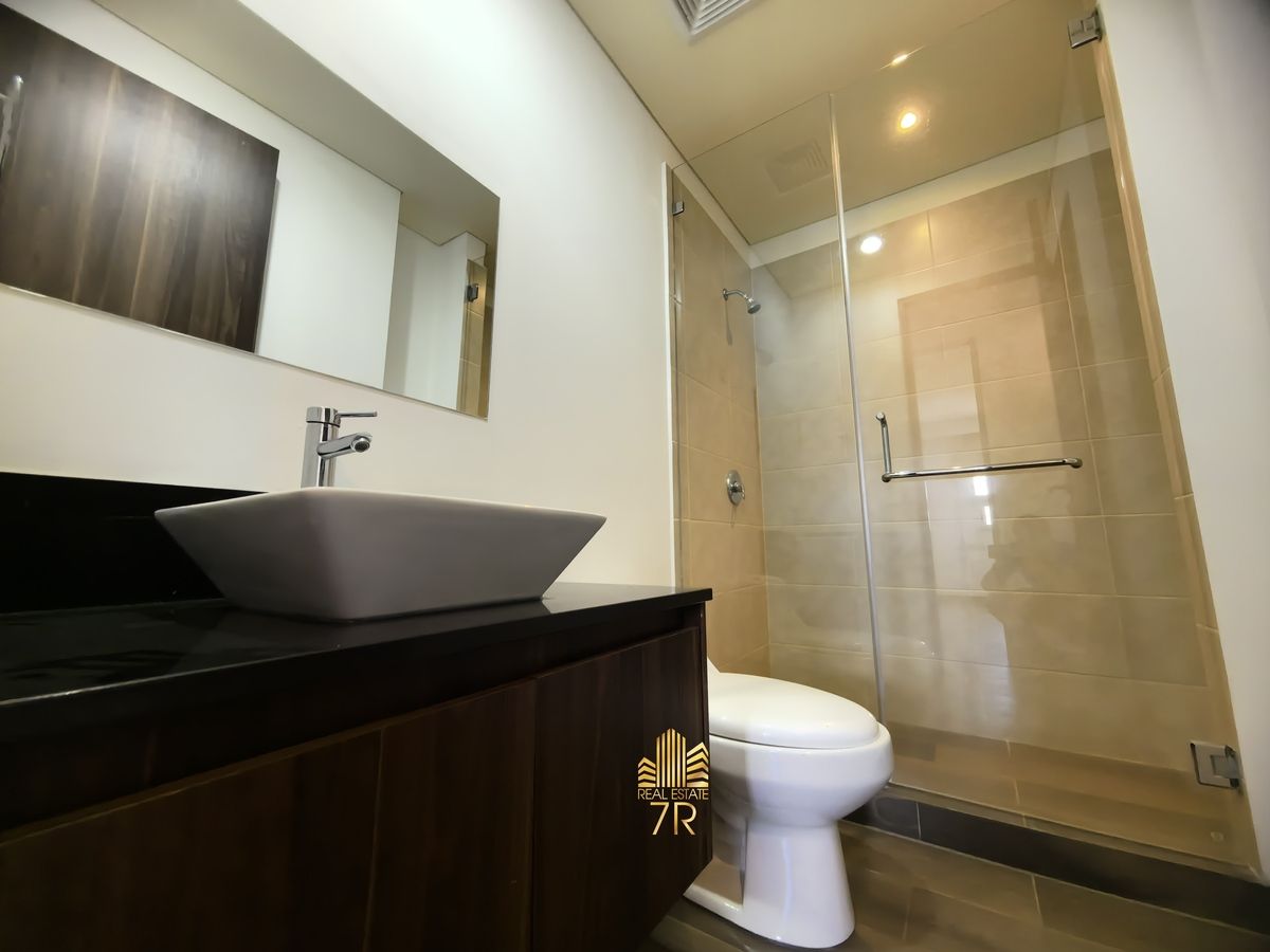 16 of 27: Baño secundario