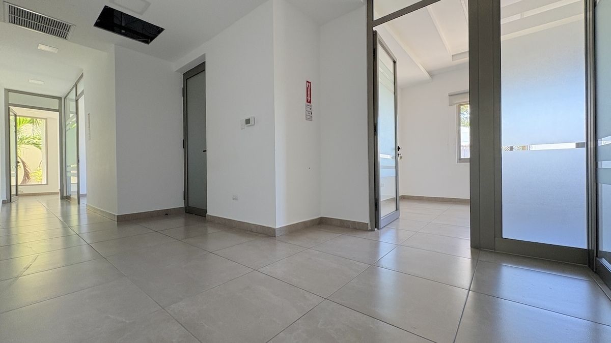2 de 14: Circulación entre las oficinas.
