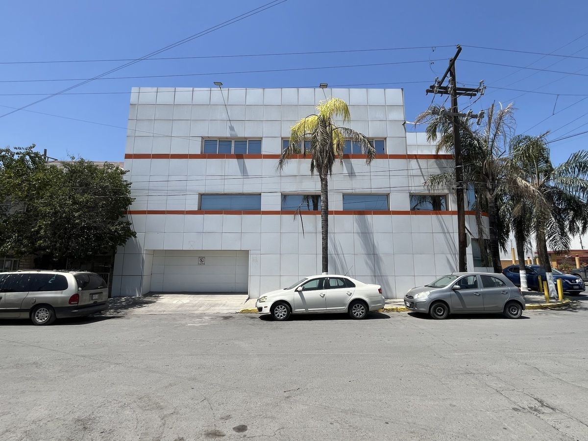 2 de 21: Vista por un lado. Calle Flores 
Magon