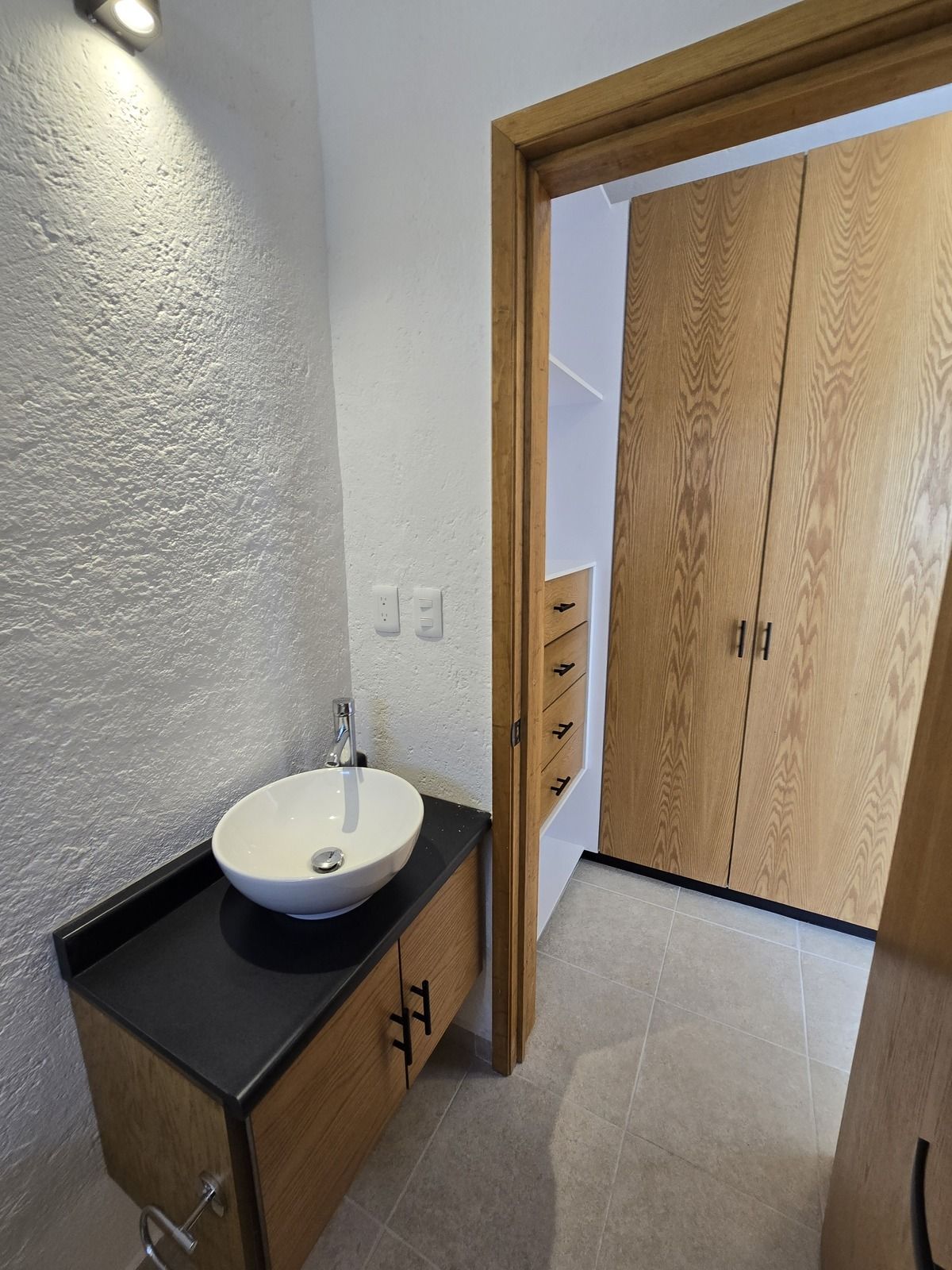 11 de 18: Closet y baño completo