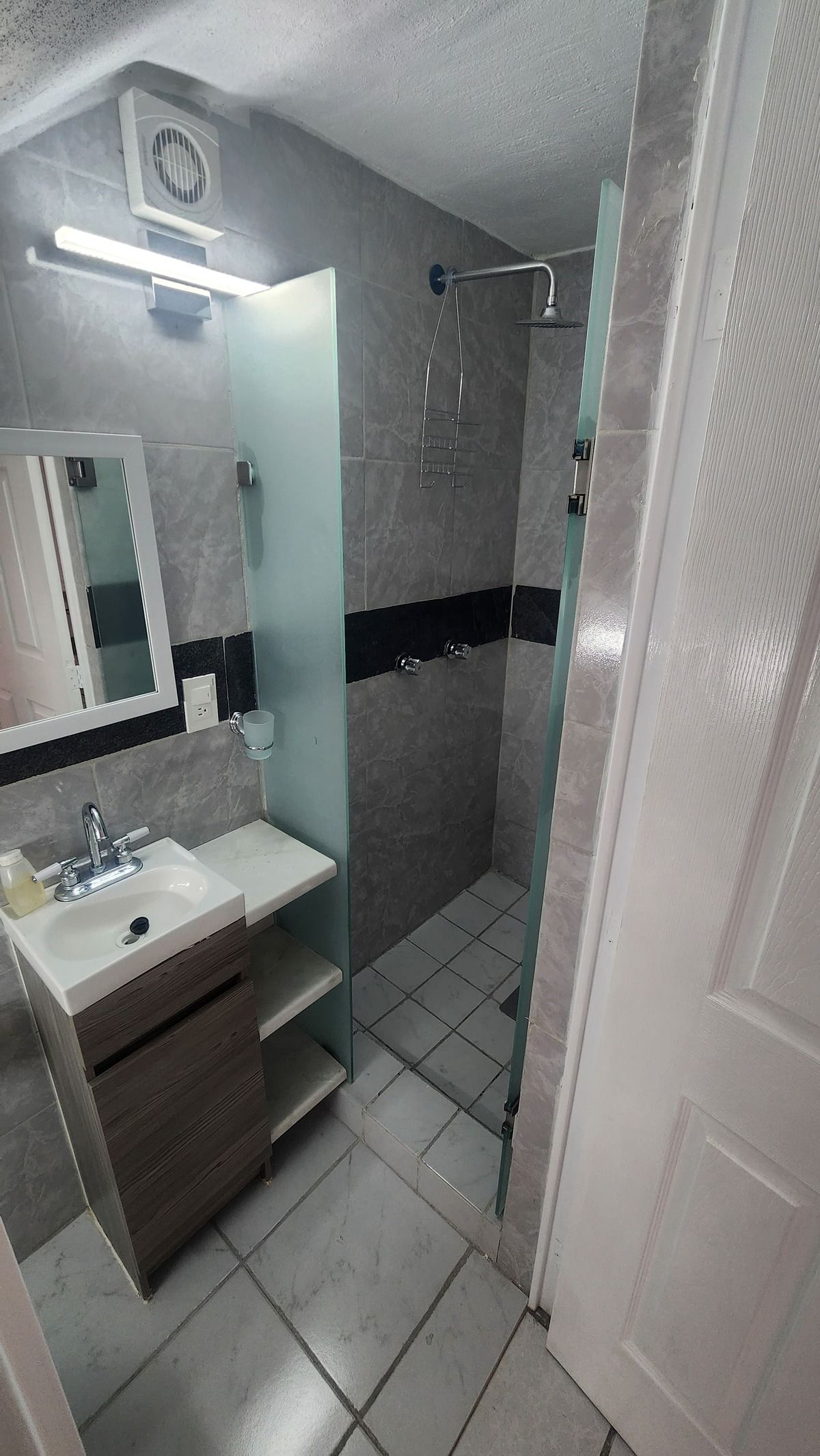 4 of 21: BAÑO 1