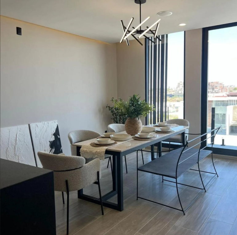 4 de 7: Área de comedor con vista