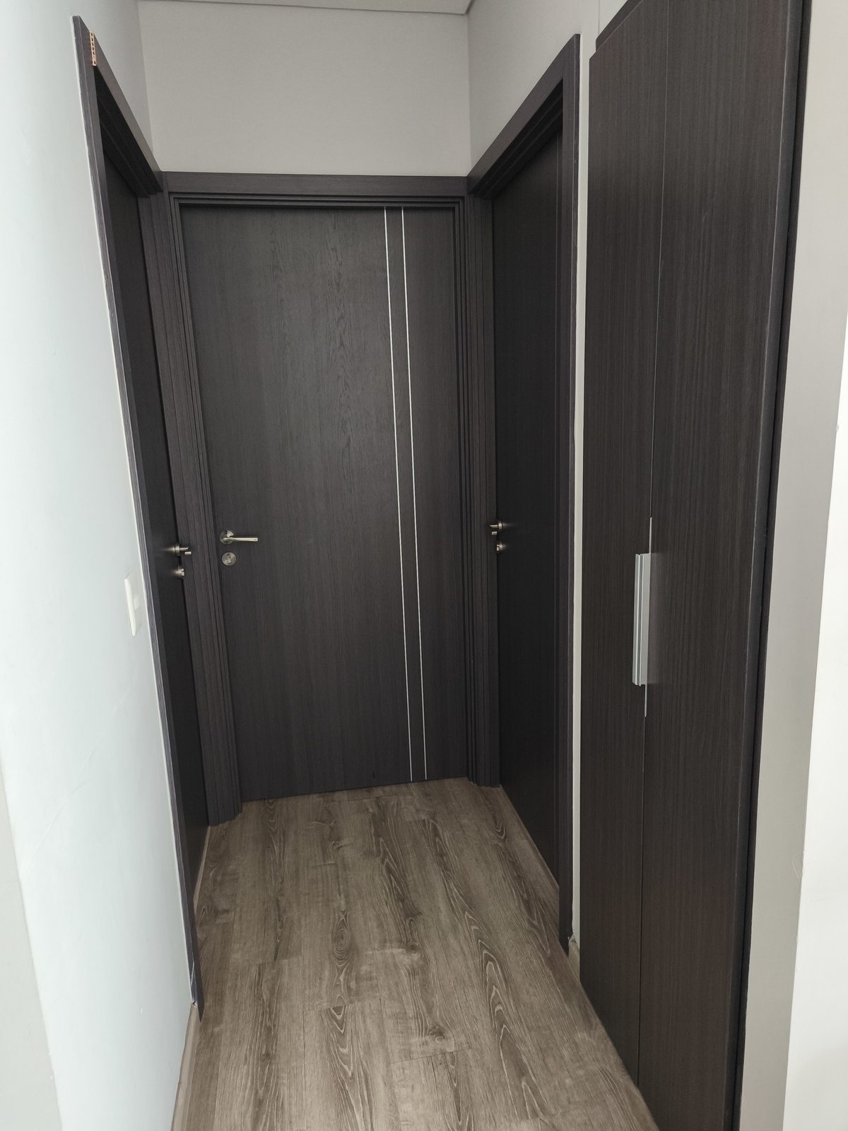7 de 17: Pasillo para habitaciones y closet de blancos