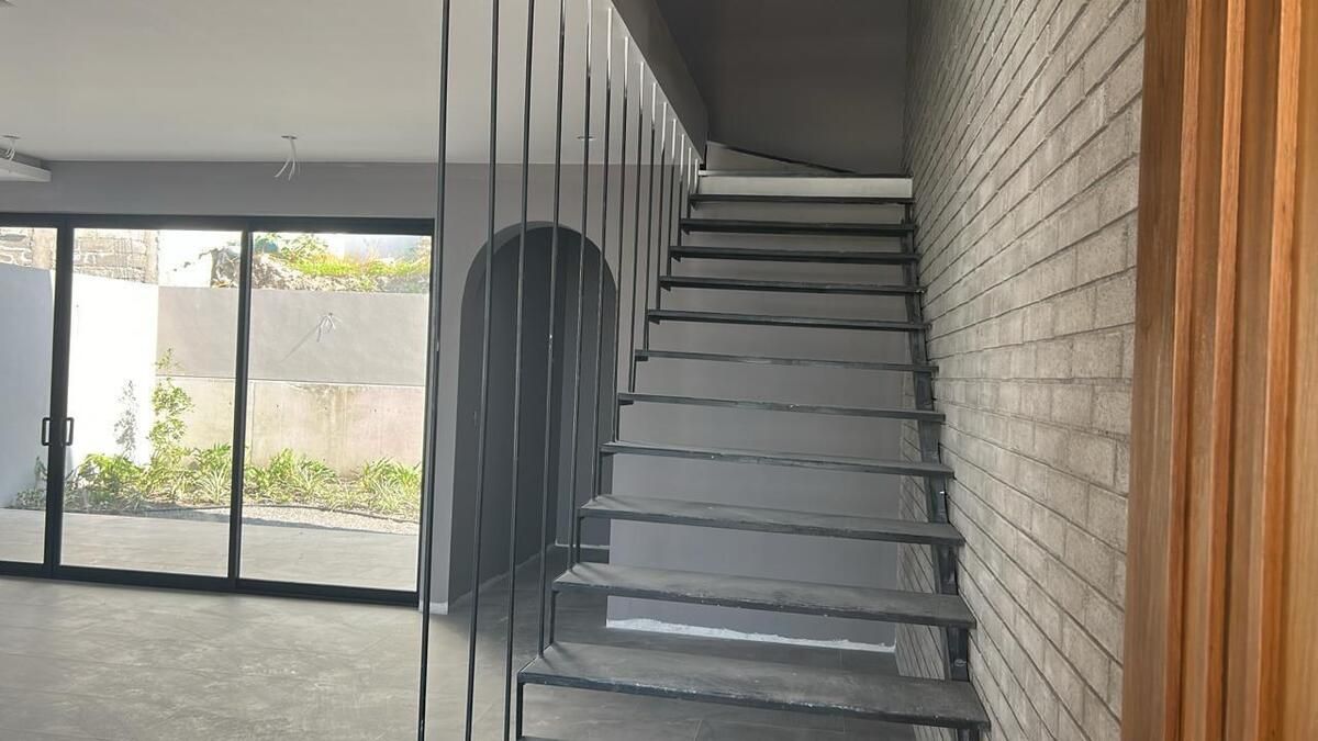2 de 13: escaleras hacia segunda planta