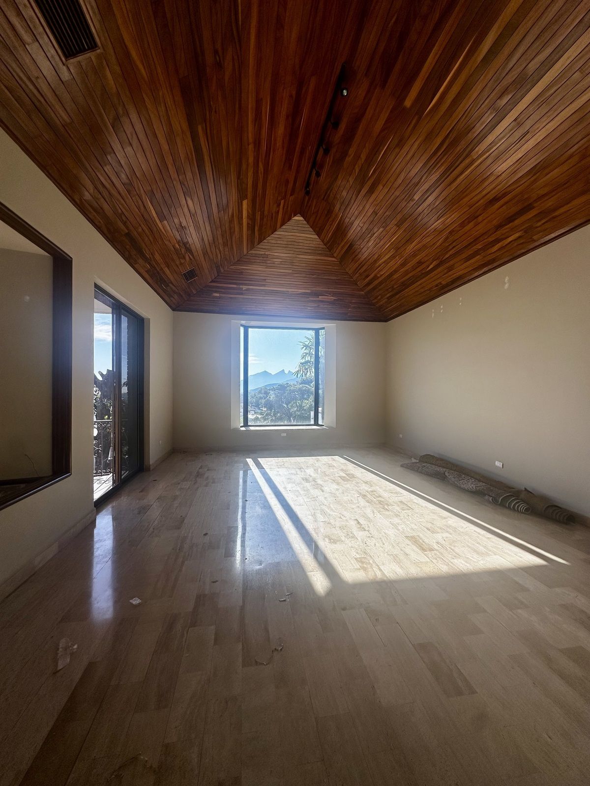 6 of 33: Sala
