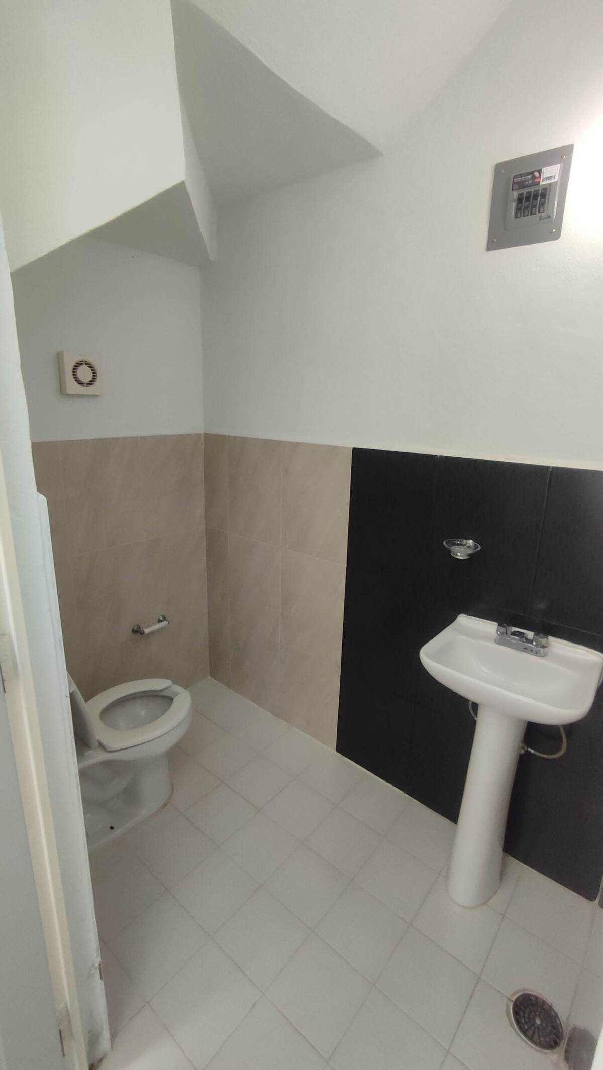 3 of 17: MEDIO BAÑO