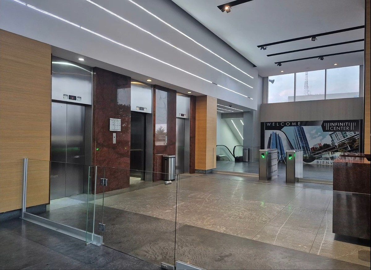 2 de 15: 3 elevadores con control de Seguridad hacia Zona de Ofnas