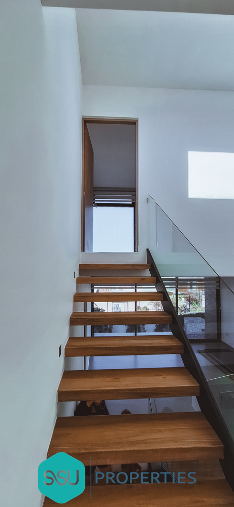 25 de 34: Escaleras a recámara principal