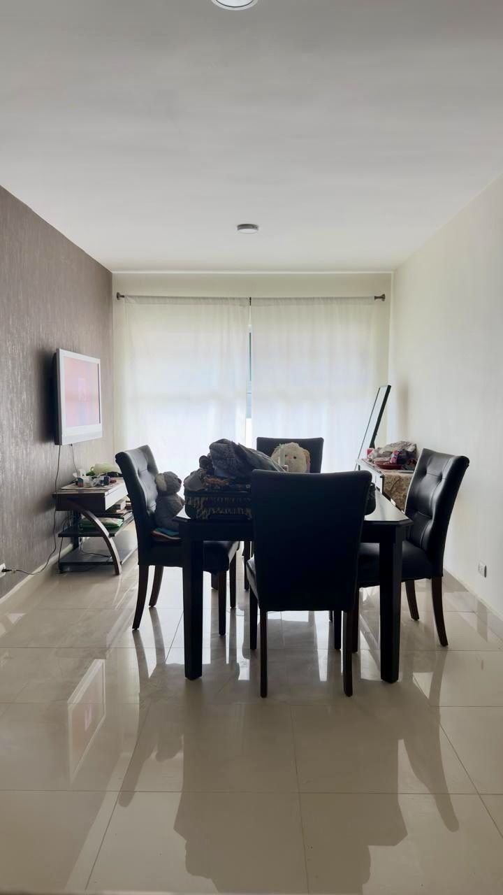 3 de 12: Comedor con sillas y TV
