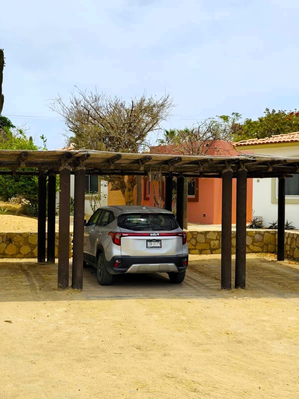 12 de 21: Estacionamiento con pergolado