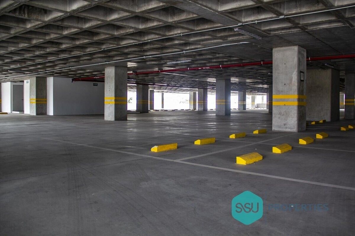 4 de 12: Estacionamiento techado