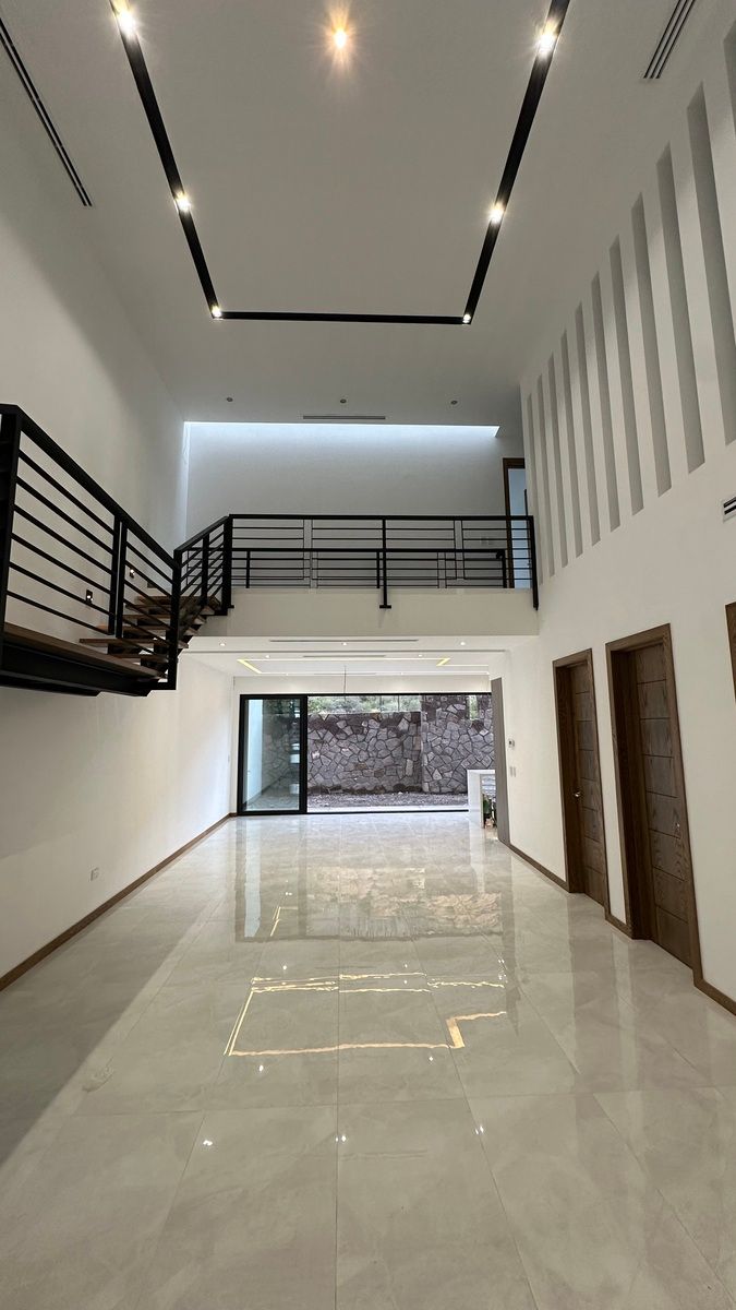 3 de 16: Área de comedor y sala con doble altura