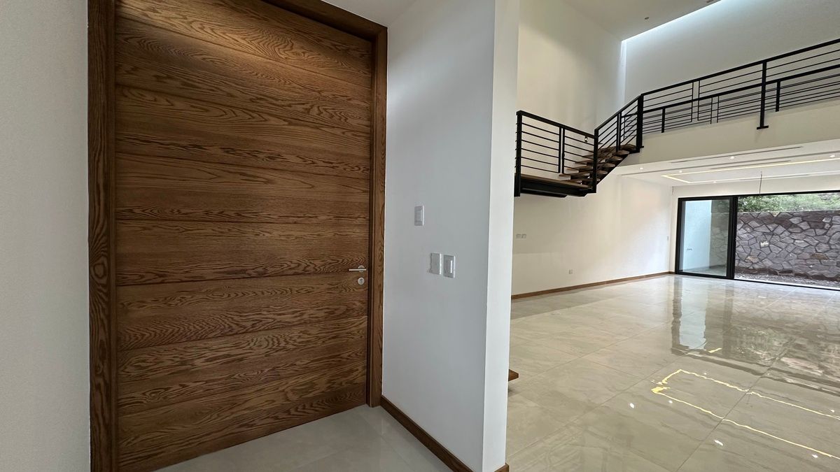 2 de 17: Puerta principal