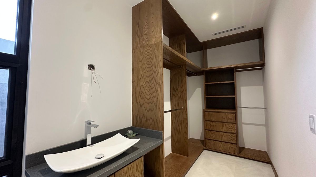 7 de 16: Vestidor recamara  Planta baja