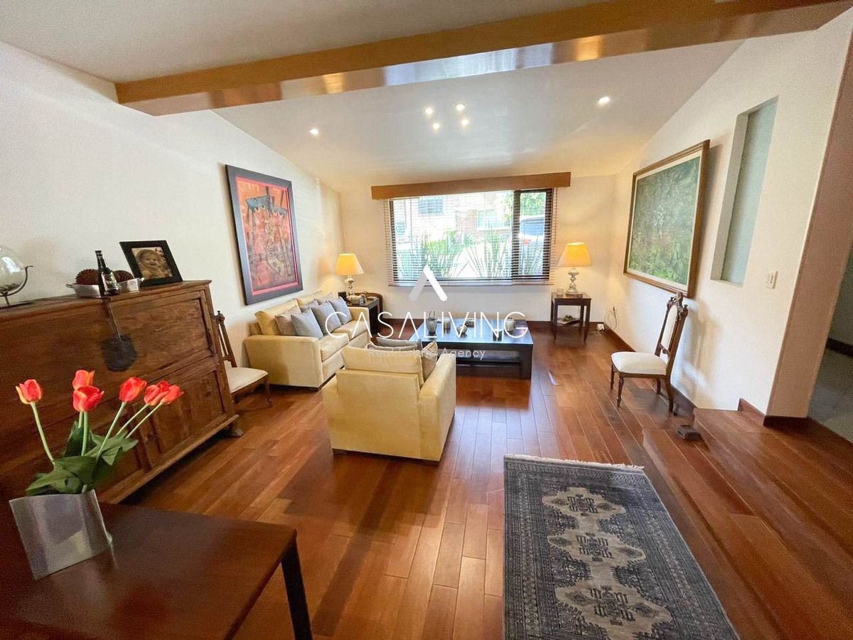 2 of 18: Casa
