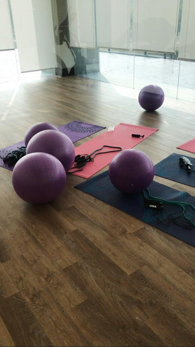 19 of 24: salon de yoga y pilates
