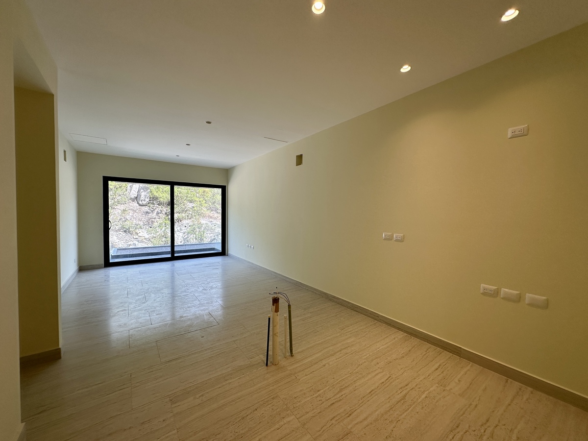 3 of 28: Interior