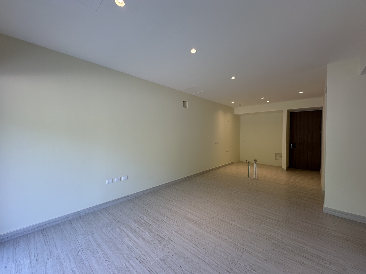 4 of 28: Interior
