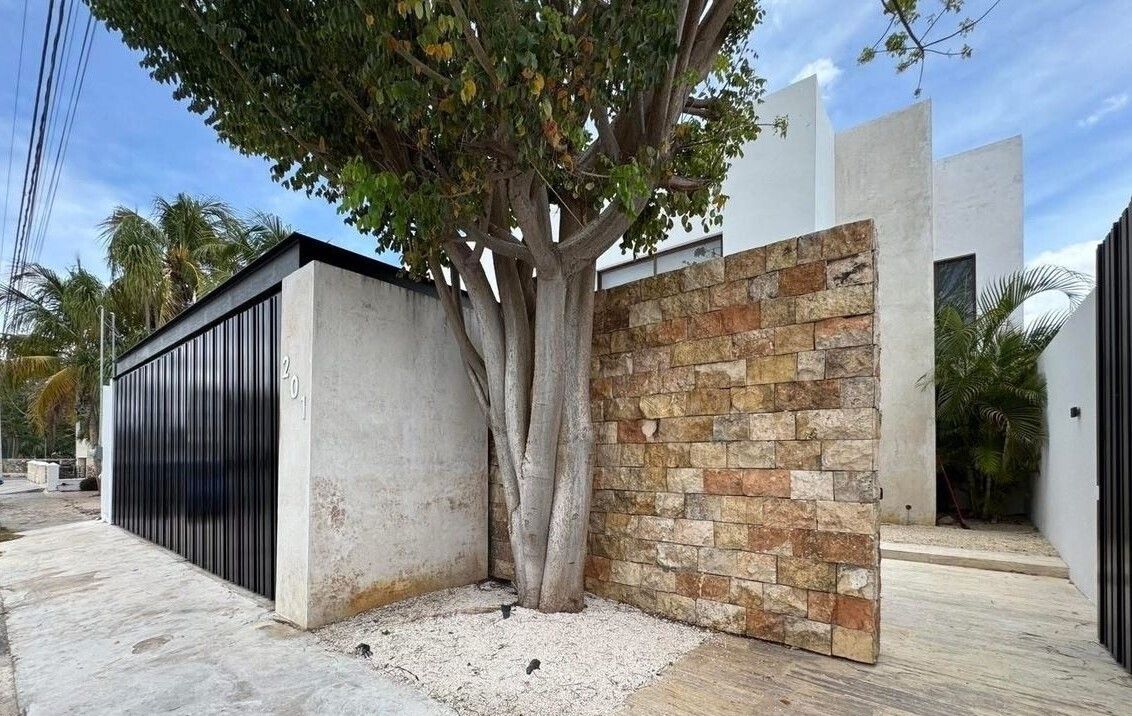 1 of 37: Fachada Principal