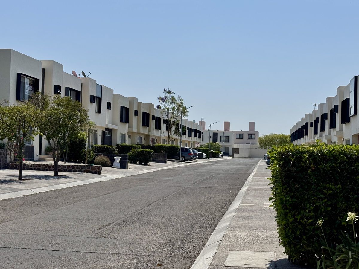 2 de 21: Vista de las casas dentro de la privada