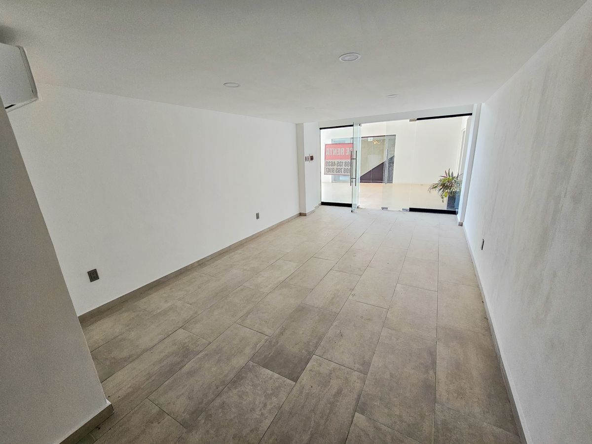 2 de 21: Interior Local