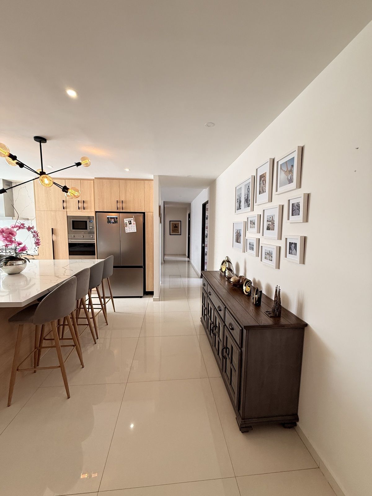 9 de 50: Pasillo que conectan con family Room