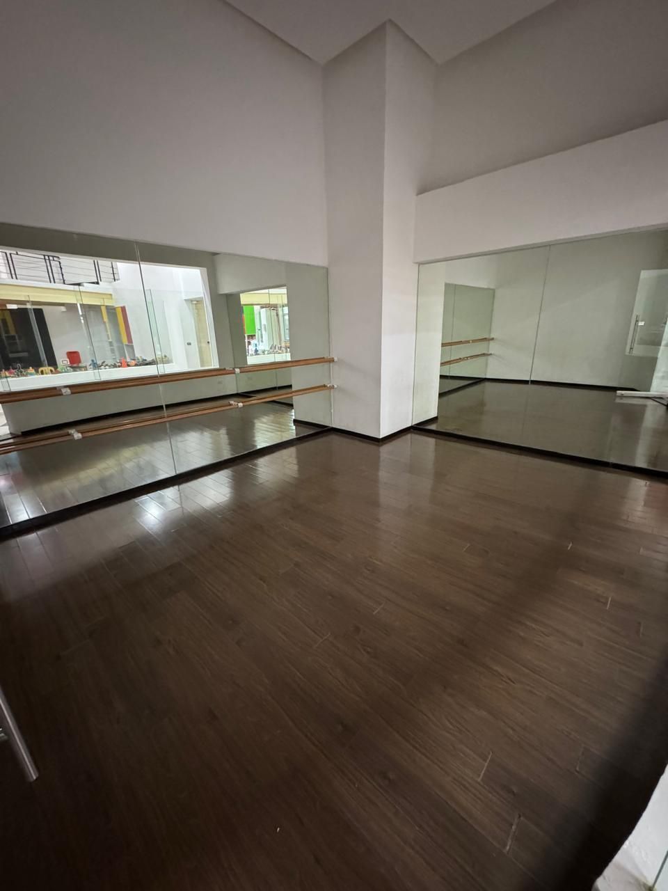 48 de 50: Salón de Danz
