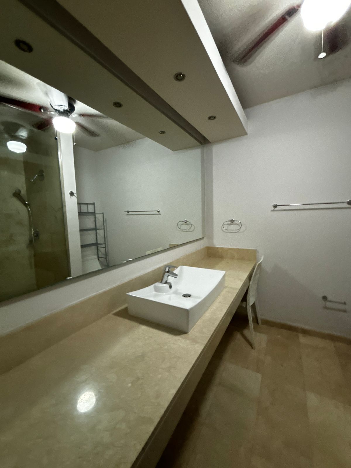12 de 34: Baño, Segunda Habitación