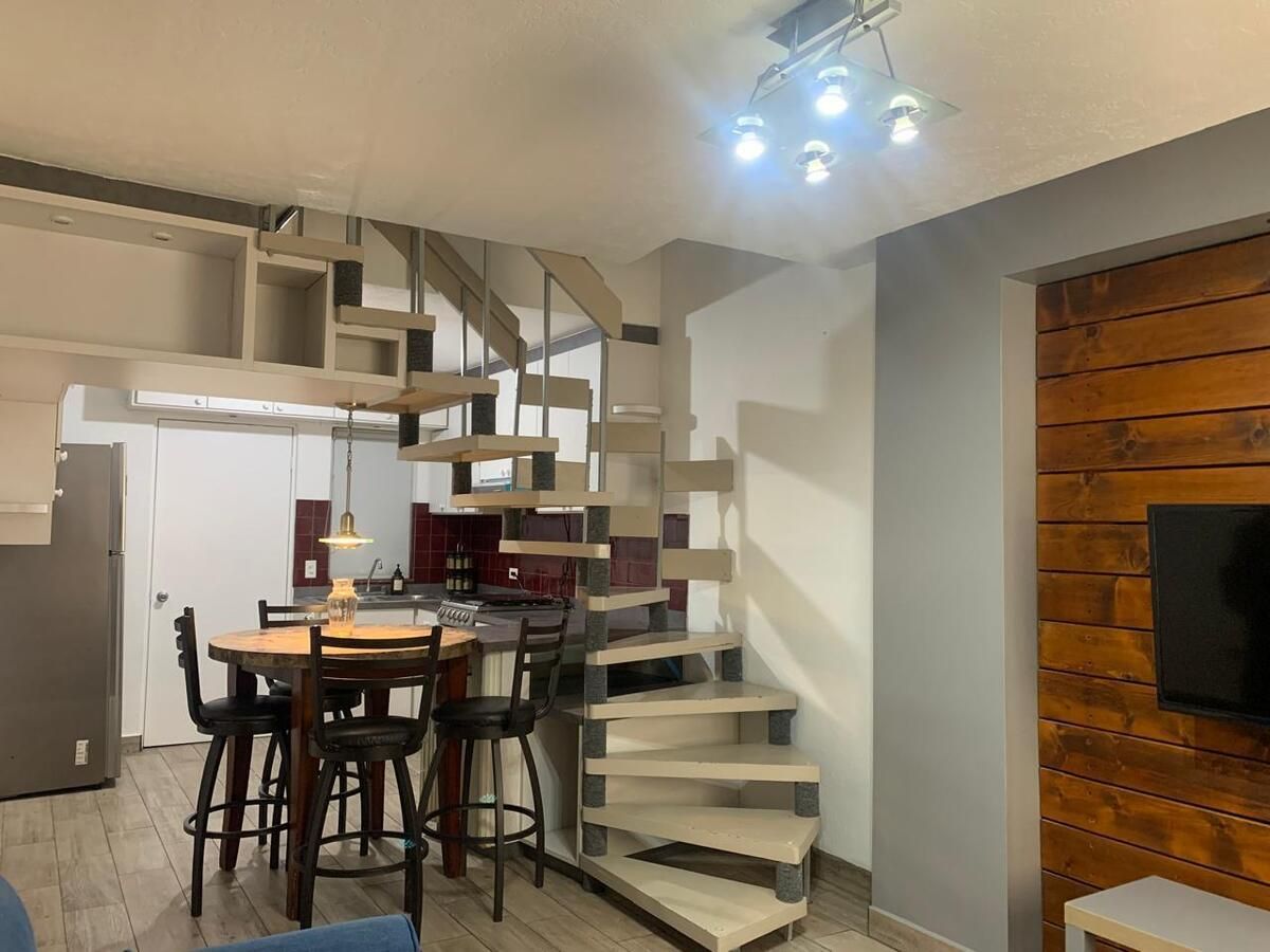 2 of 20: Sala y cocina con estantería de madera extra