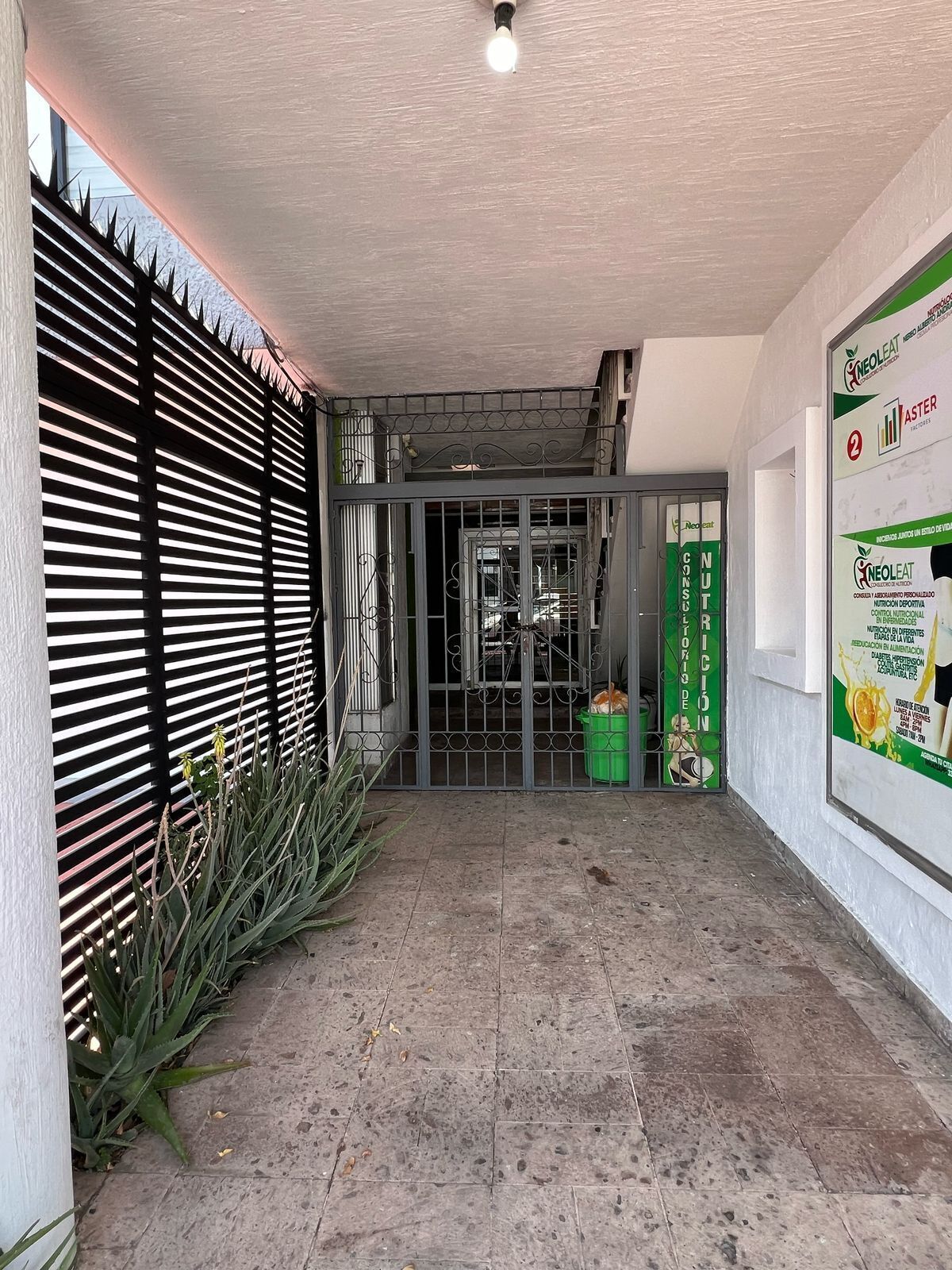 2 de 11: Ingreso al Conjunto de locales