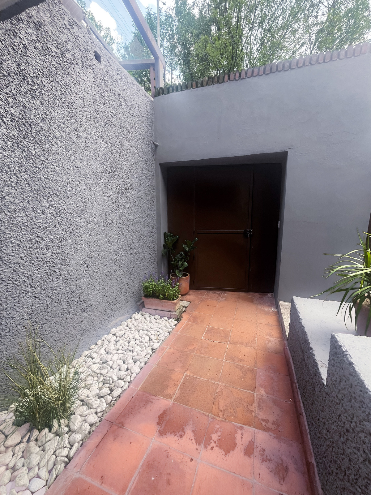 5 of 32: ACCESO DESDE LA CALLE