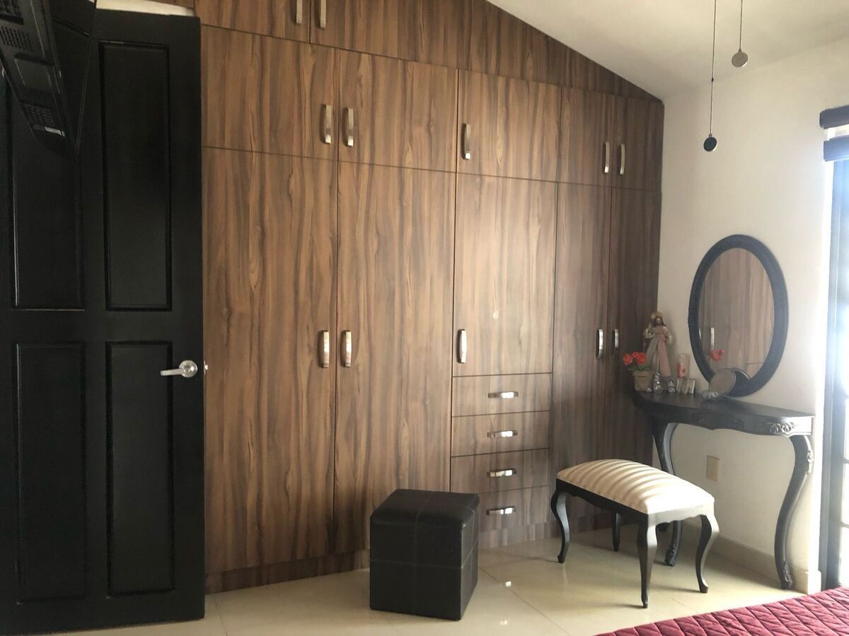 Casa en venta recamara en Planta Baja, céntrica. Querétaro.