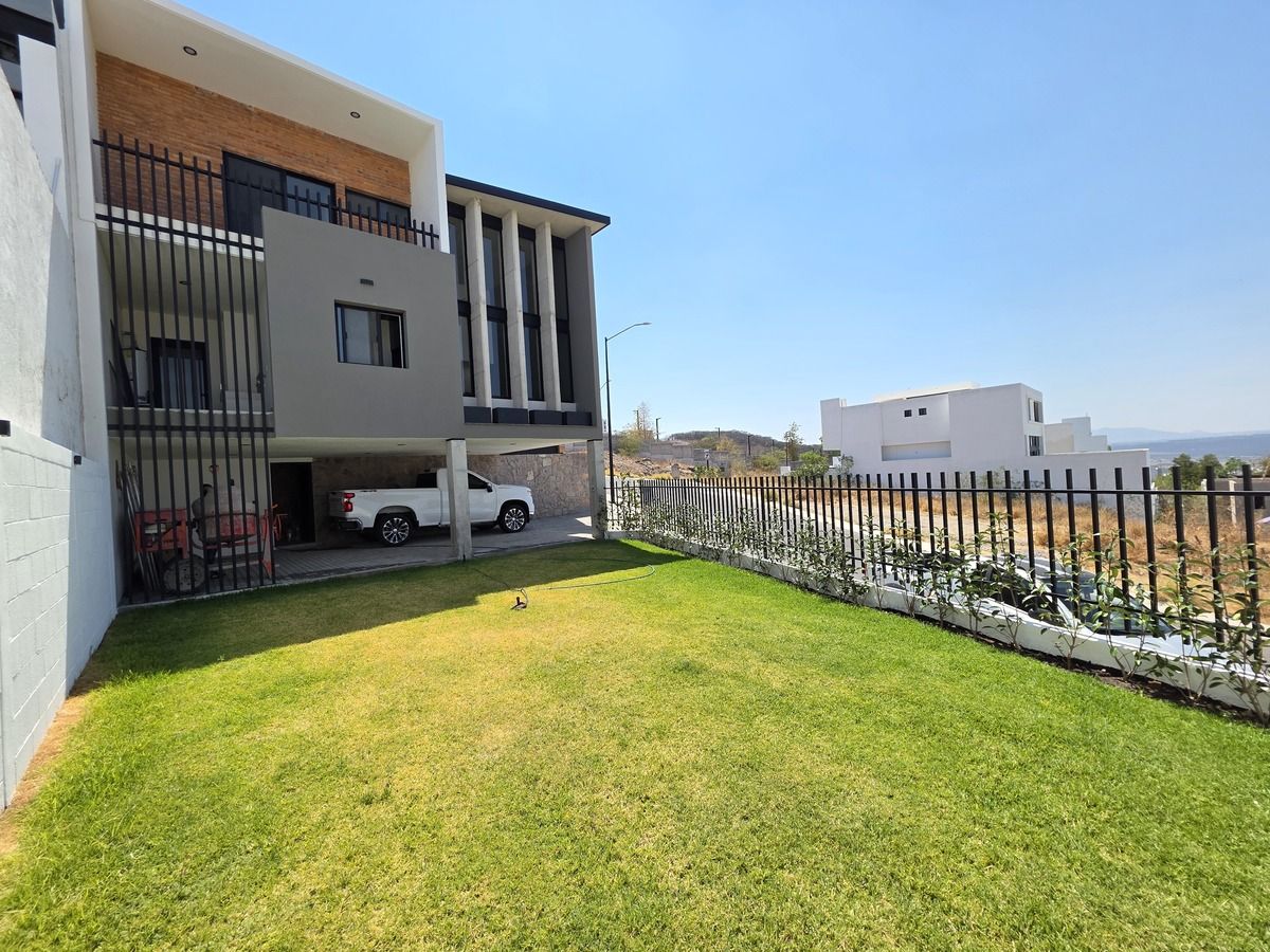 4 of 35: JARDIN LATERAL